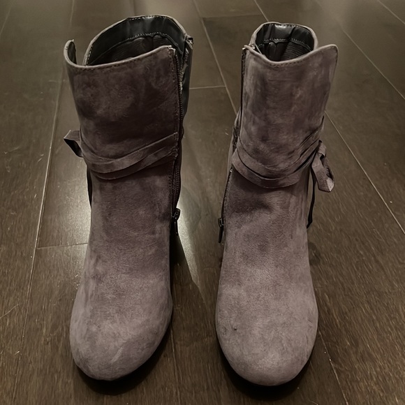 Gray side zip boot w heel size 8 - Picture 2 of 6